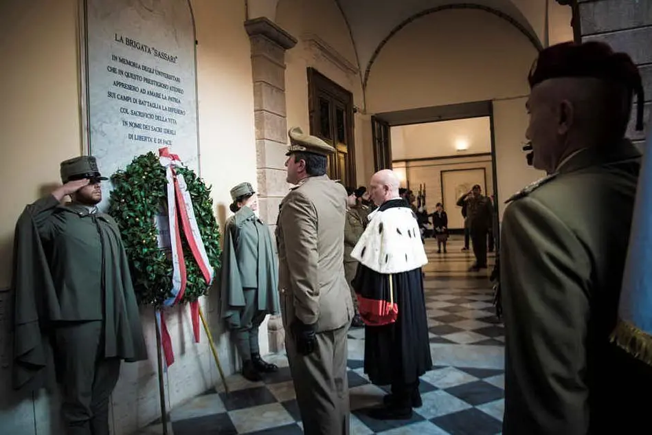 Il generale Di Stasio e il rettore Carpinelli di fronte alla lapide (foto ufficio stampa Università)