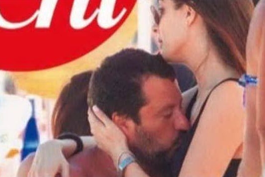 Baci e passione tra Matteo Salvini ed Elisa Isoardi (foto "Chi")