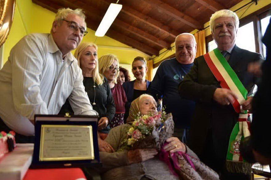 Il sindaco Elio Sundas rende omaggio a Maria Farris 100 anni (foto Maurizio Locci)