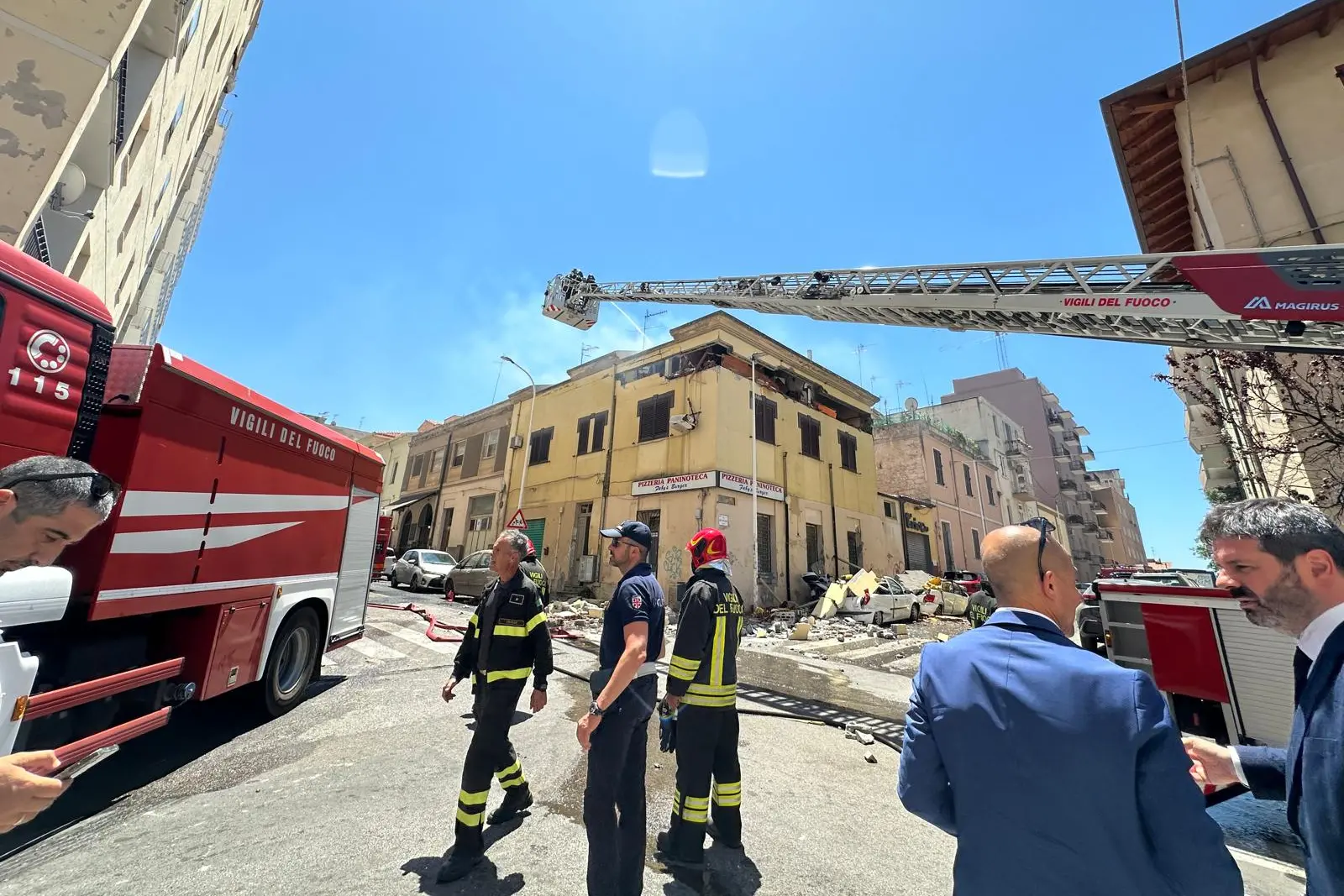 Il sindaco Giuseppe Mascia sul luogo dell'esplosione in via don Minzoni