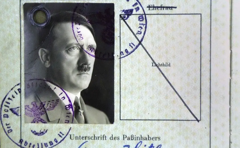 Il passaporto (Ansa)