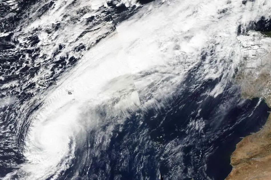 L'uragano Leslie in avvicinamento verso l'Europa (foto Nasa)