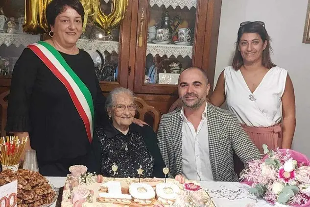 Zia Mallea Schirra con l'assessore Salaris e gli amministratori (foto concessa)