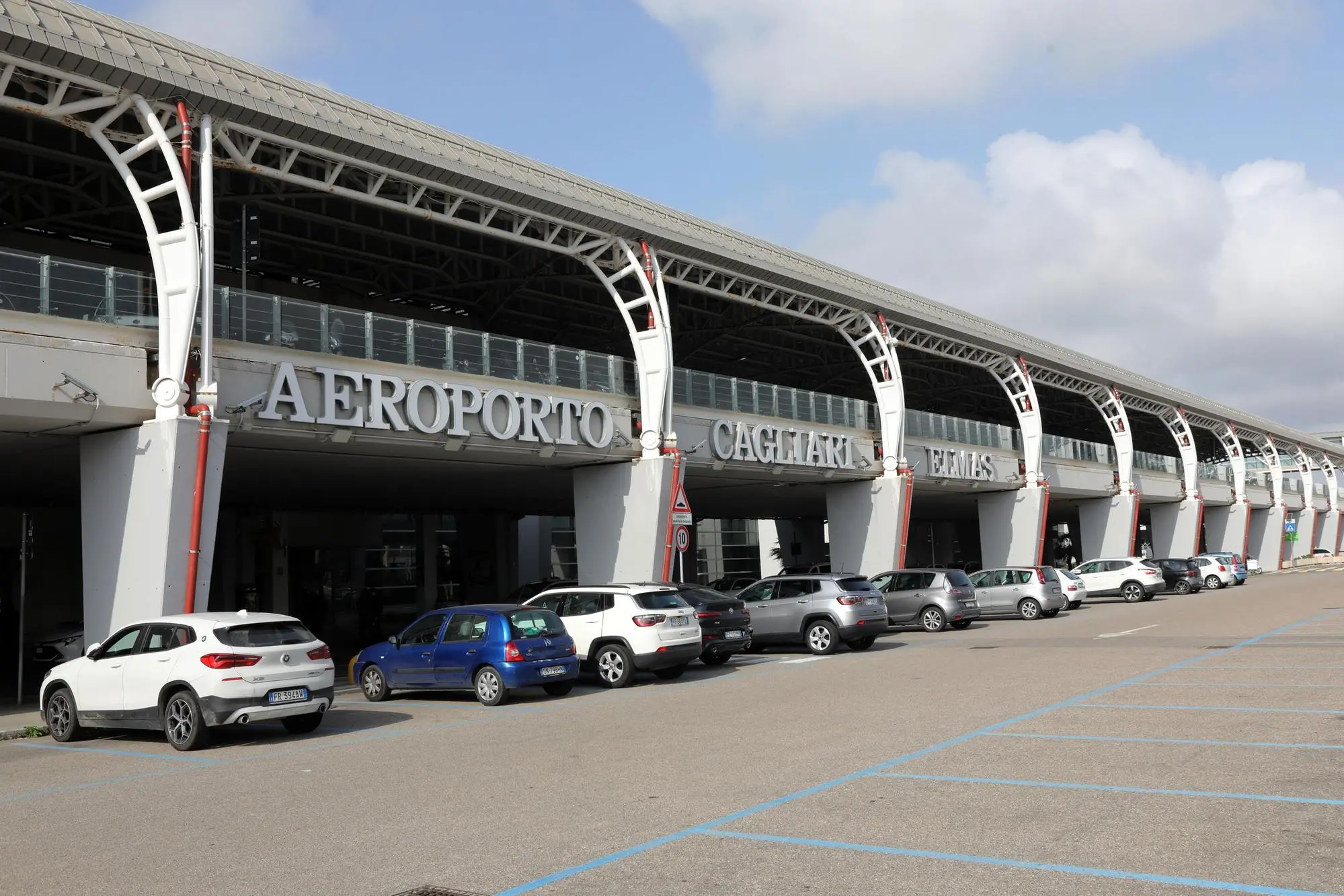 L'aeroporto di Elmas (Archivio L'Unione Sarda)