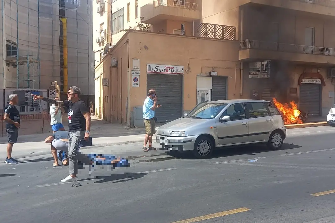 Cagliari: il centauro ferito a terra e la moto che ha preso fuoco (L'Unione Sarda - Manca)
