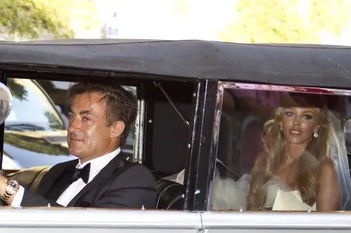 Jean Alesi guida l'auto della sposa