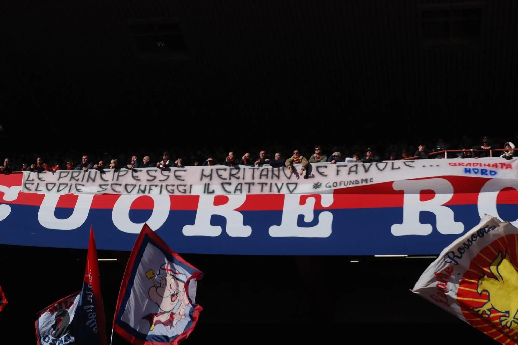 Lo striscione per Elodie esposto dalla Curva del Genoa (foto Efisio Tronci)