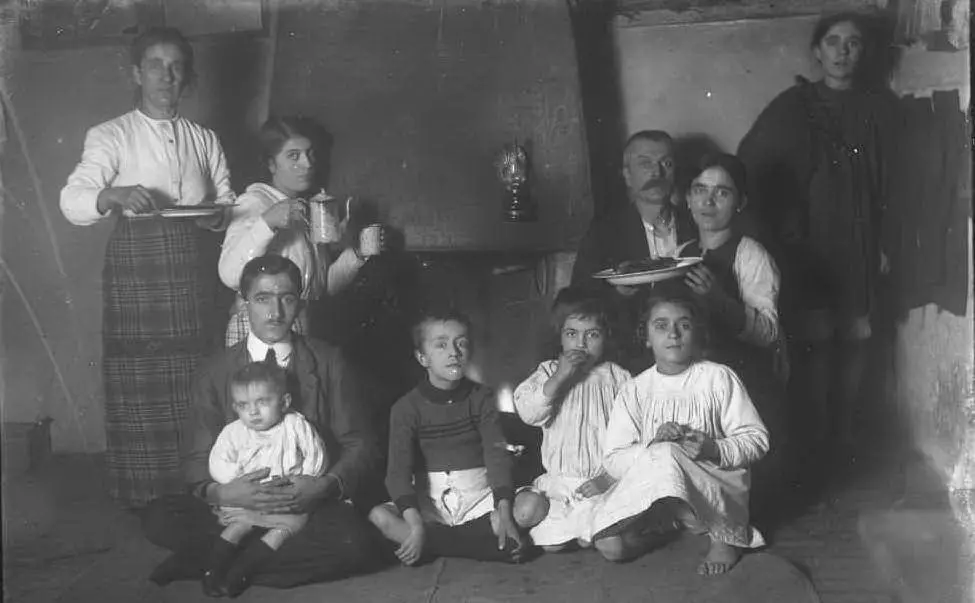 Il fotografo Kel Marubi con la famiglia (Archivio Marubi/Courtesy Triennale di Milano)