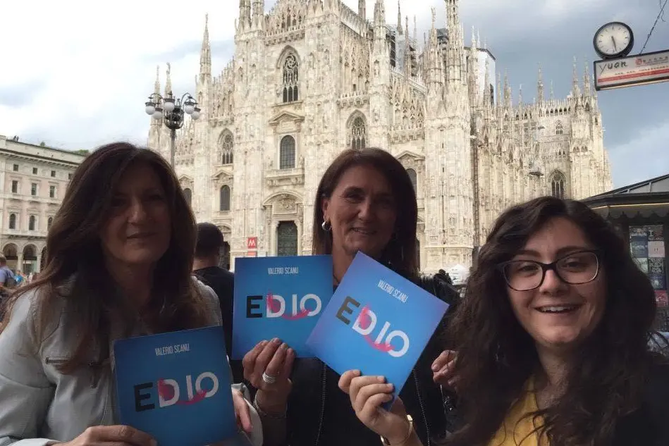 Milano, fan in coda davanti al Duomo per incontrare Valerio Scanu