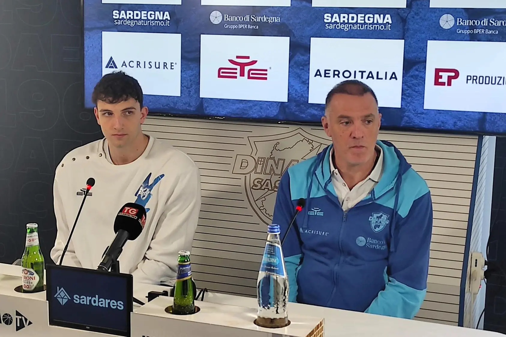 Duello italiano sotto canestro tra Vincini e l'ex Tessitori (foto G. Marras)