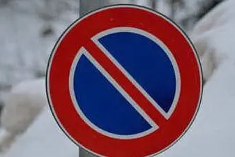 Un cartello per il divieto di sosta
