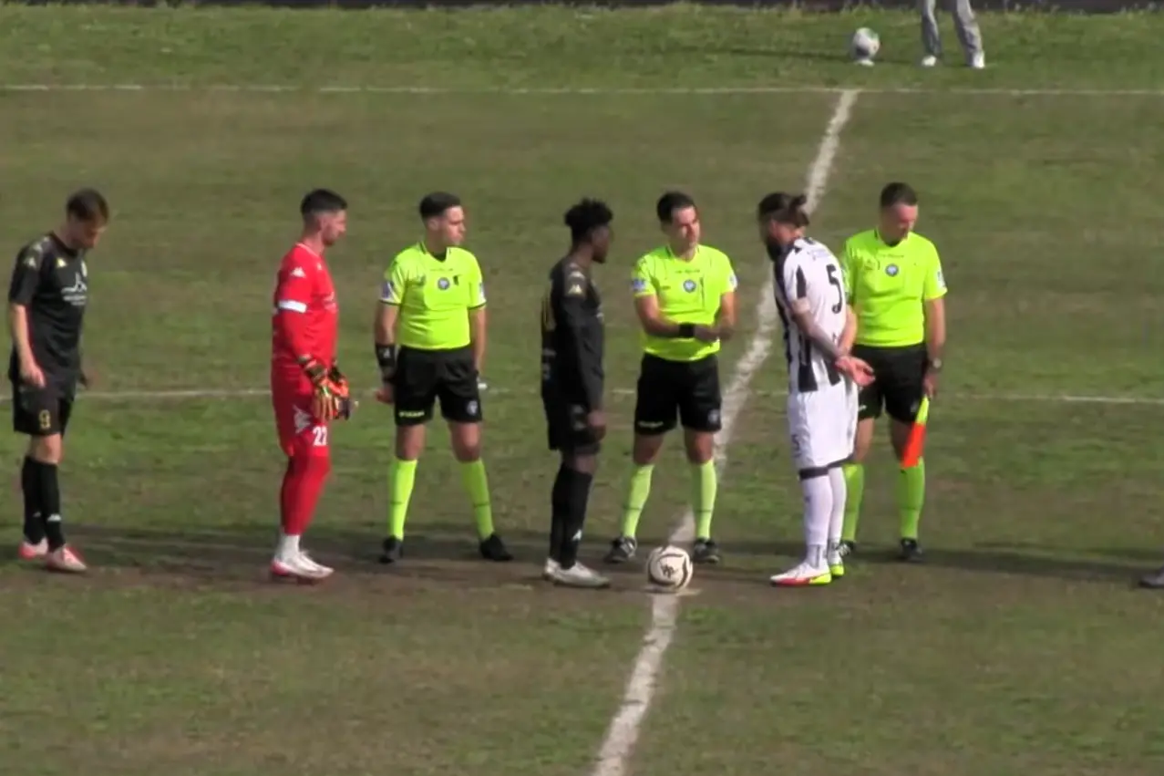 Il calcio di inizio di Santa Teresa-Ossese (foto Ilenia Giagnoni)