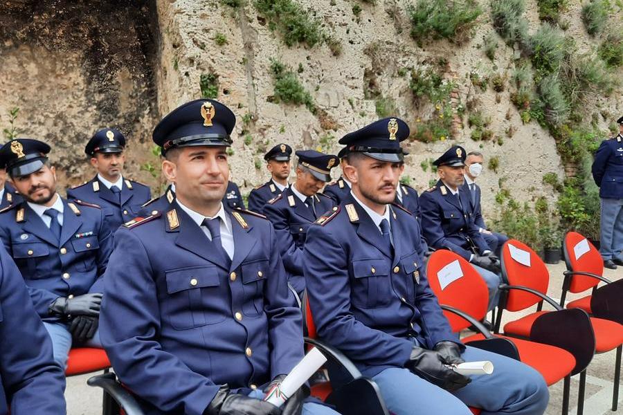 Cagliari, premiati gli agenti che hanno salvato un uomo avvolto dalle fiamme
