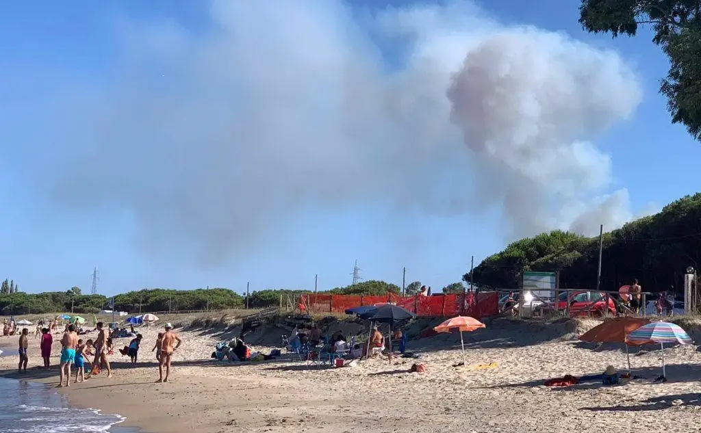 Fuoco a ridosso della spiaggia Manna a Santa Maria Navarrese, vicino a Baunei (foto inviata dalla lettrice Monica Sulas)