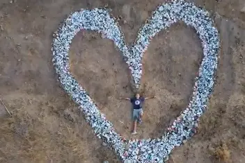 Il grande cuore realizzato a Dolianova (foto da frame video)
