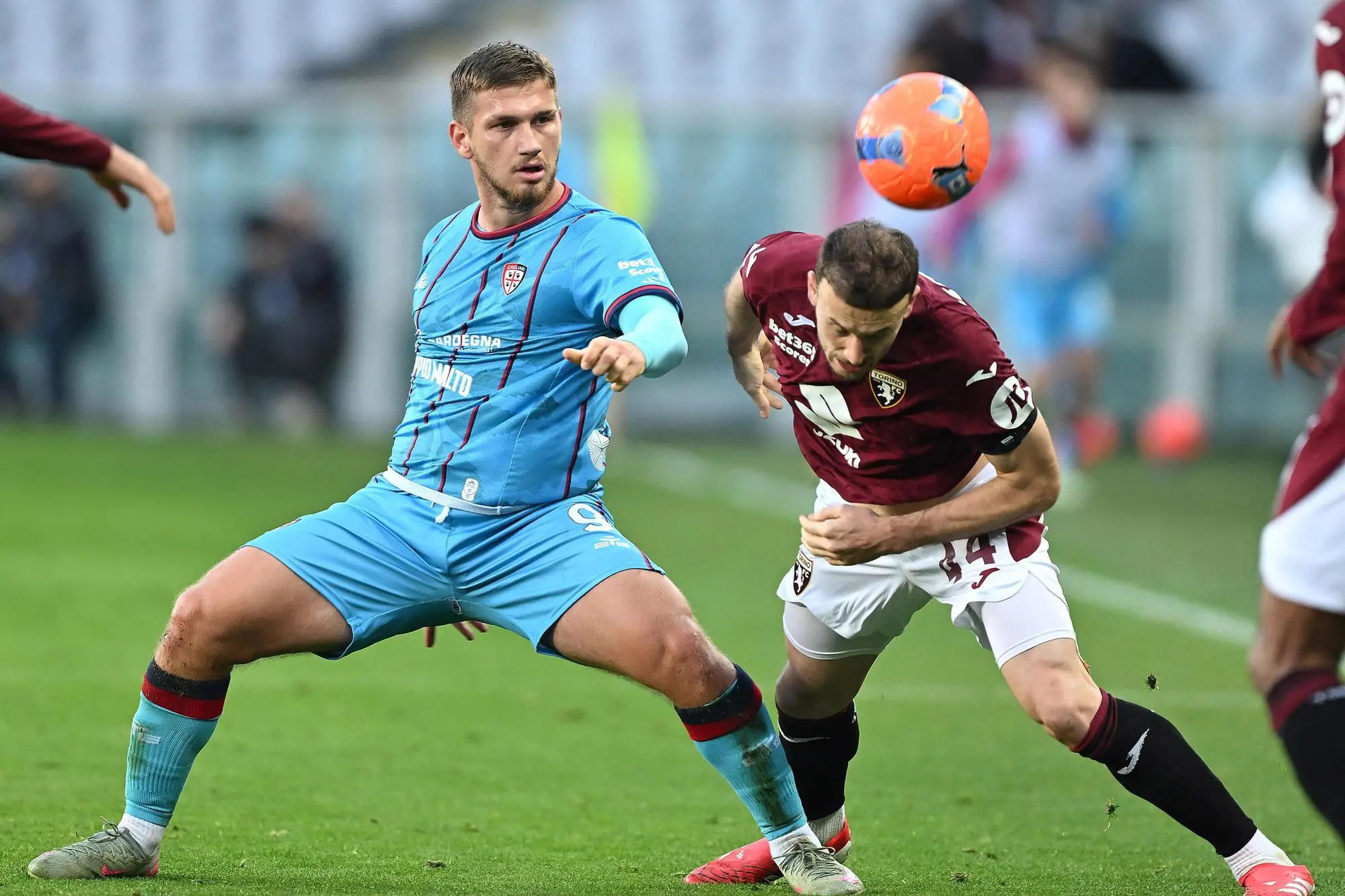 Un contrasto tra Anjorin e Kilicsoy nell'ultima sfida tra Torino e Cagliari (Ansa)