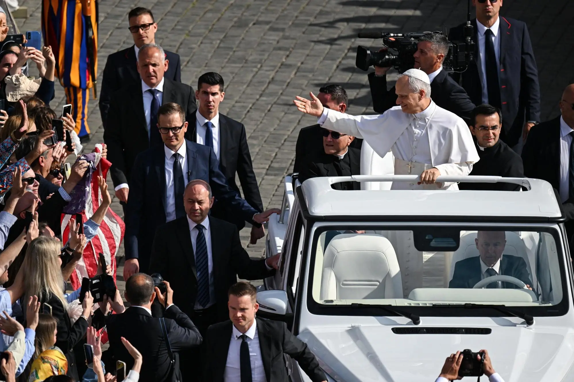 epa12111696 Pope Leo XIV arrives in the popemobile in St. Peter's Square, Vatican City, 18 May 2025. EPA/DAREK DELMANOWICZ POLAND OUT