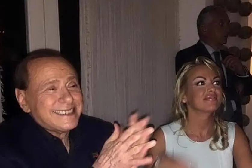 Silvio Berlusconi e Francesca Pascale (archivio L'Unione Sarda)