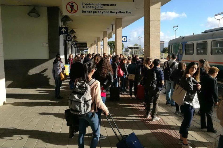 Oristano, il treno si guasta: ritardi di oltre un'ora per i pendolari diretti a Cagliari