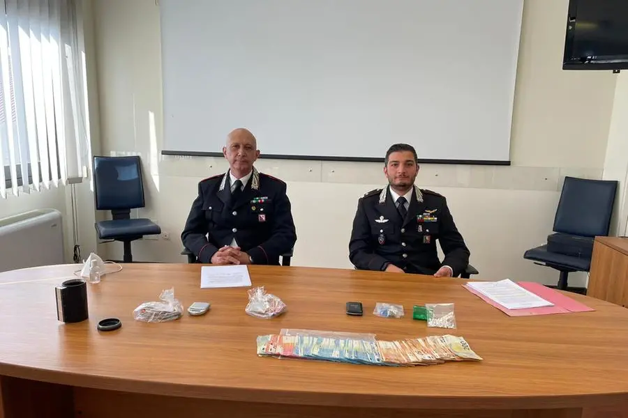 La conferenza stampa dei carabinieri con la droga sequestrata durante le perquisizioni di stamattina (foto Vercelli)
