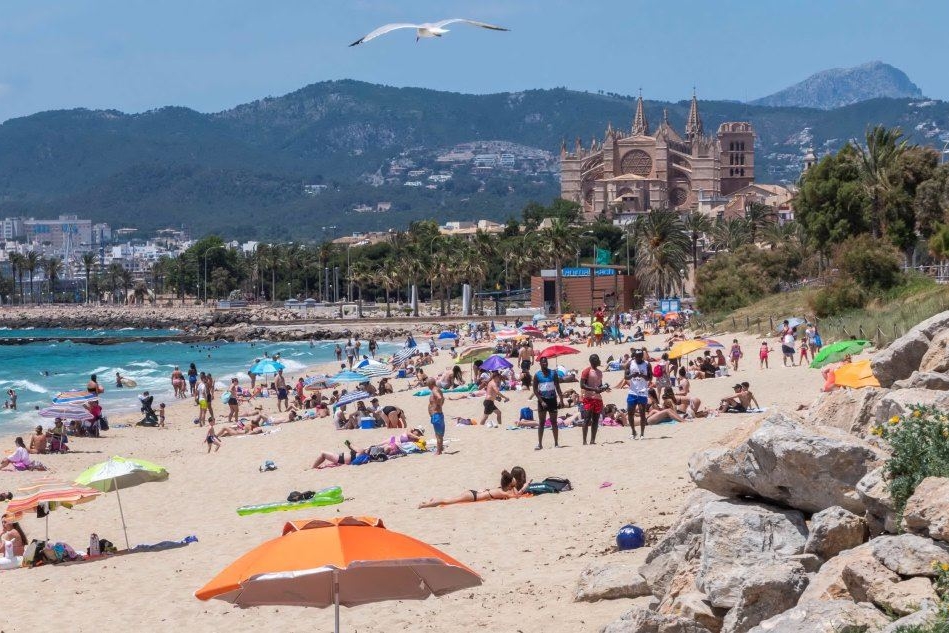 Le spiagge si ripopolano a Palma di Maiorca, Spagna (foto Ansa/Epa)