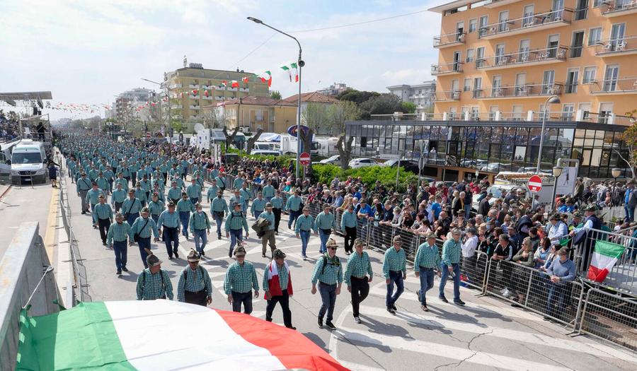Alpini, scuole chiuse e polemiche