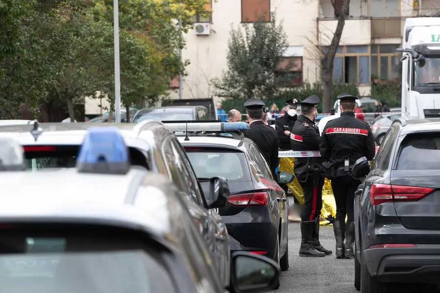 I rilievi dei carabinieri e della scientifica sul luogo del delitto (Ansa)