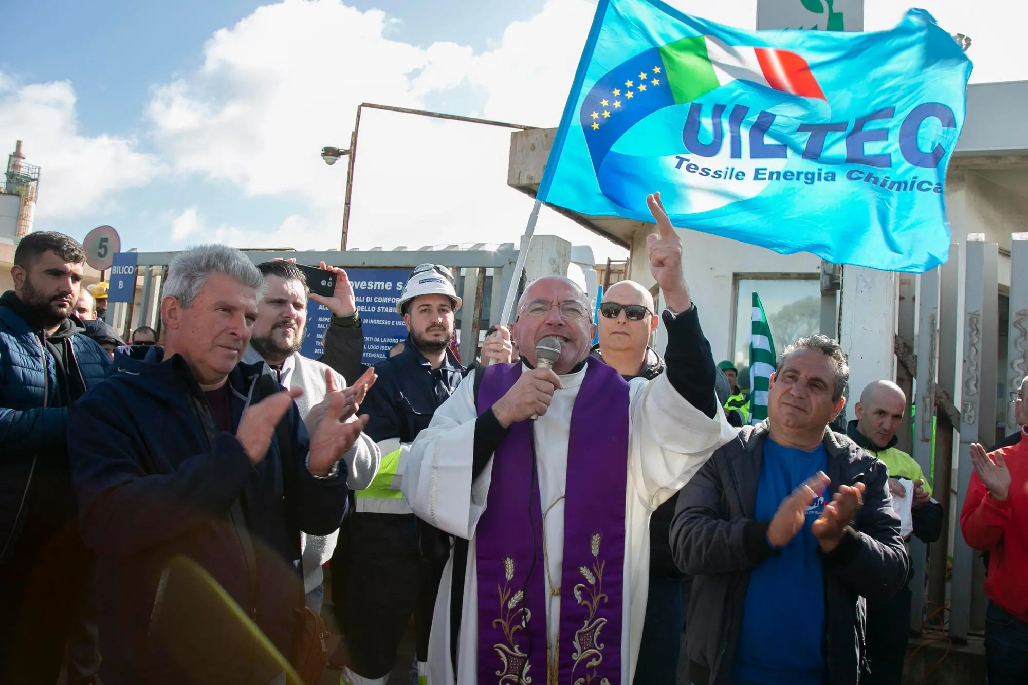 Don Antonio Mura durante una protesta (archivio L'Unione Sarda, foto Murru)