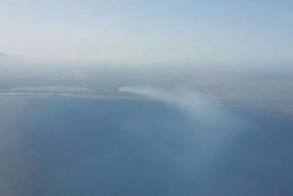 Il fumo a Quartu immortalato da una lettrice, Francesca Placido, in volo sul Golfo di Cagliari
