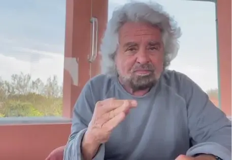 Un frame del video di Beppe Grillo