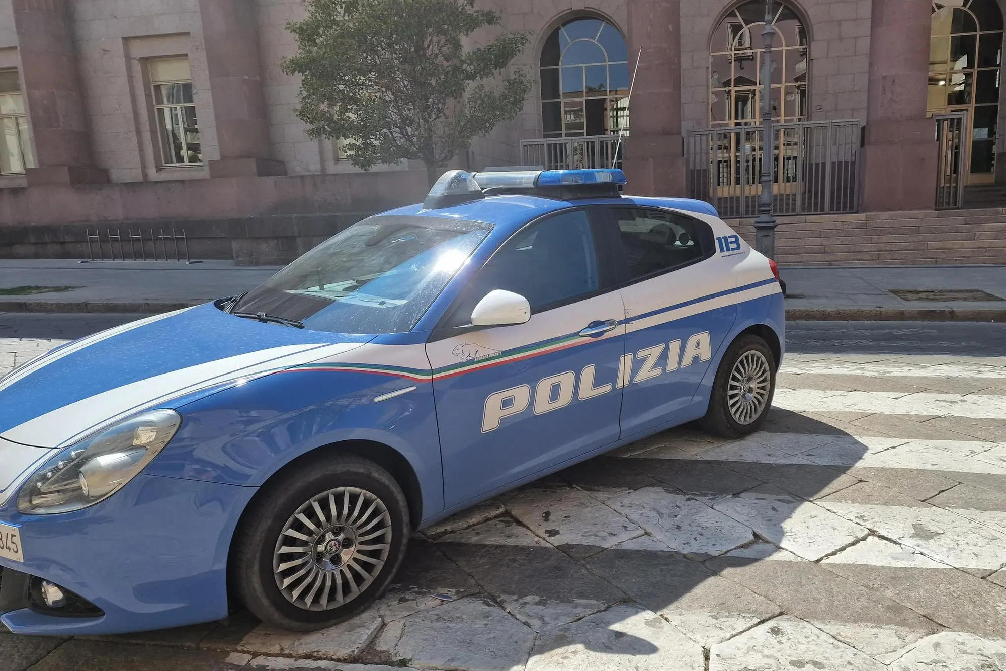 Un'auto della polizia davanti alla Questura