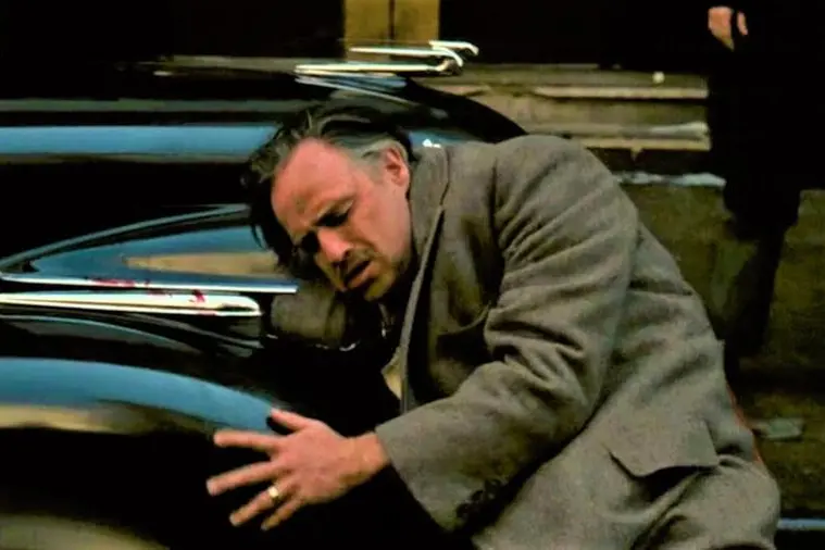 Altra grande scena de Il Padrino, l'agguato a Don Vito: il boss sopravvive, poi muore a causa di un malore alla fine del film
