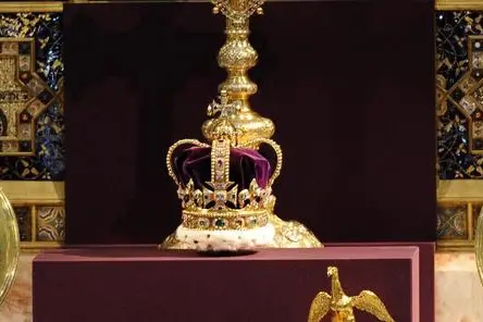 La corona di Sant'Edoardo (foto Ansa)
