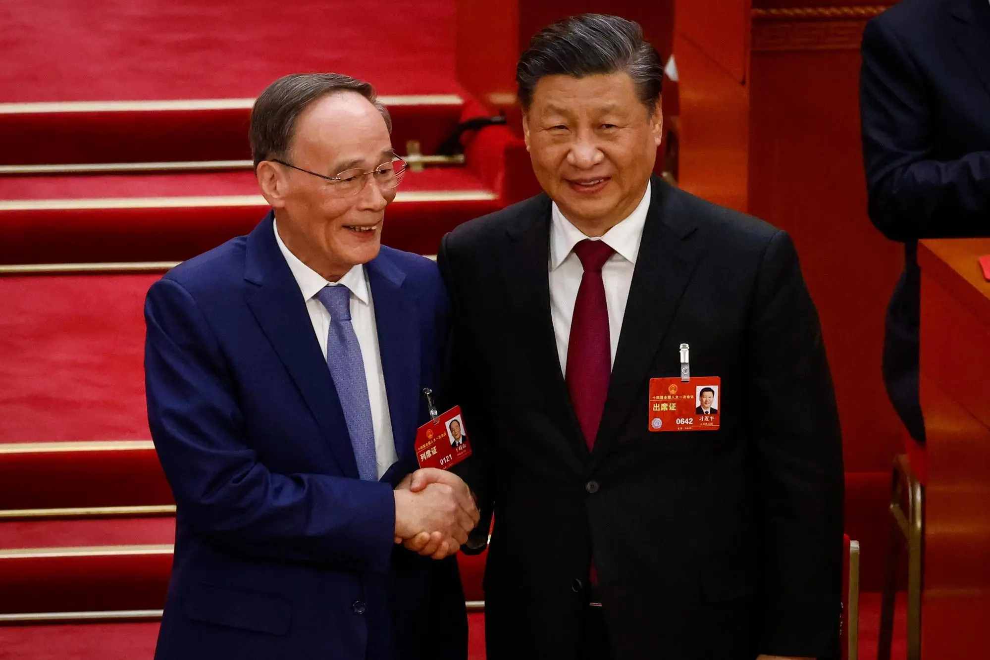 Xi Jinping, a destra, con il vicepresidente Wang Qishan (Ansa)