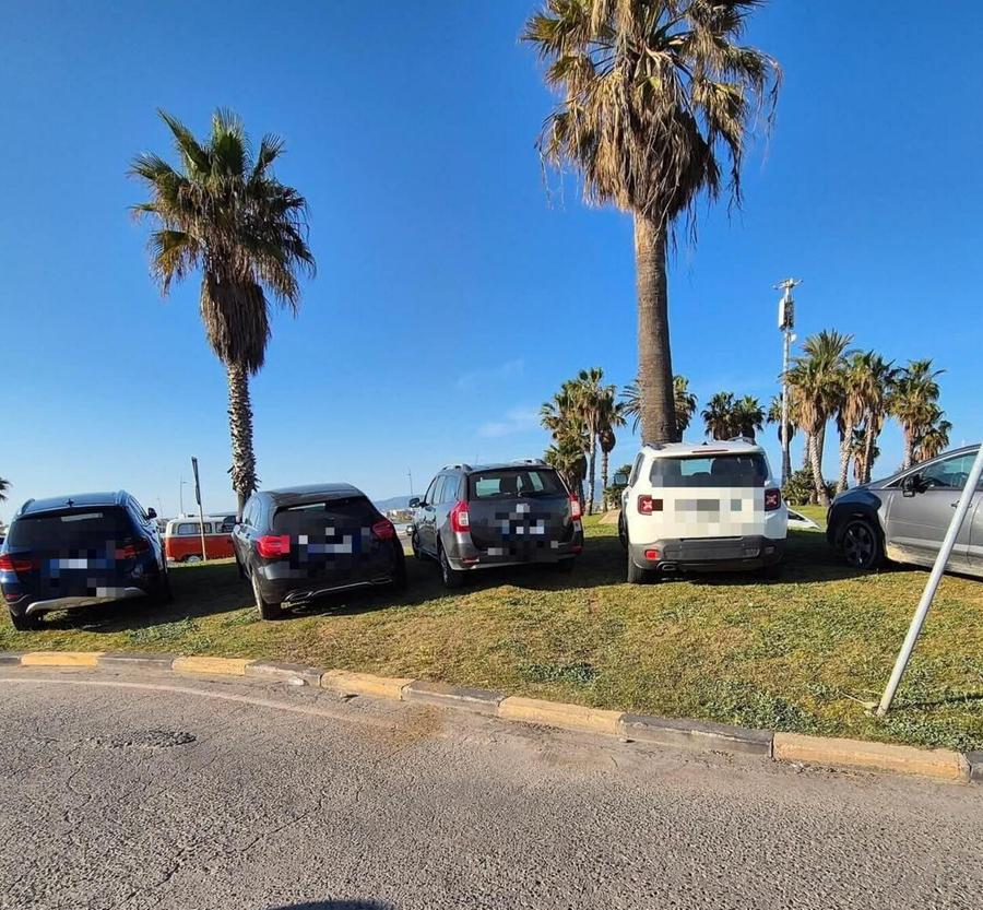 Parcheggi al Poetto, è già caos