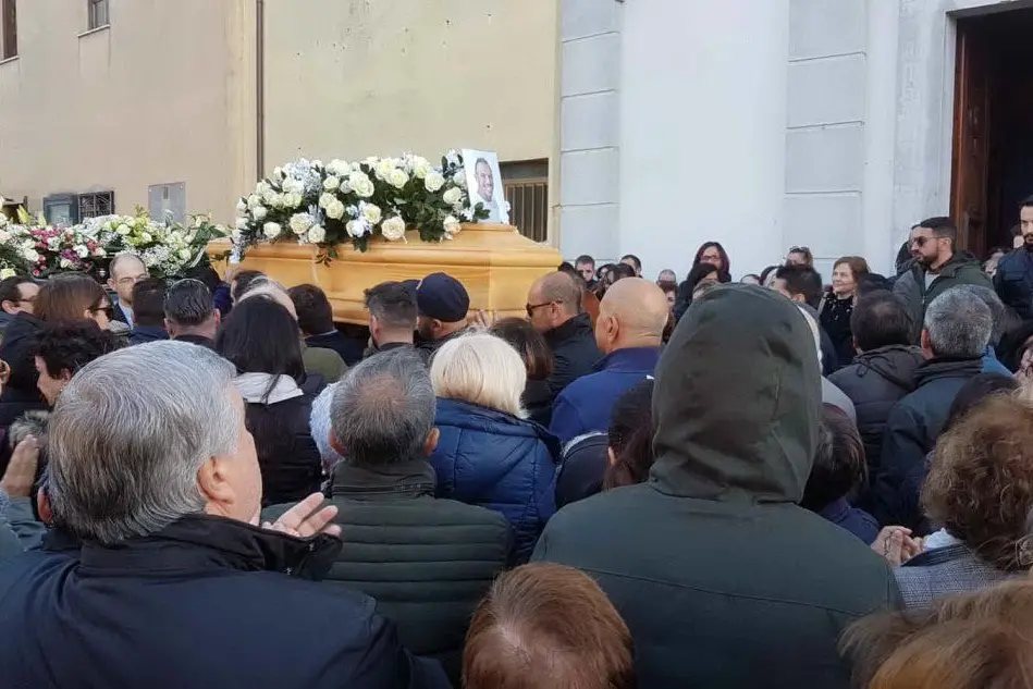 L'uscita del feretro (foto Simone Farris)