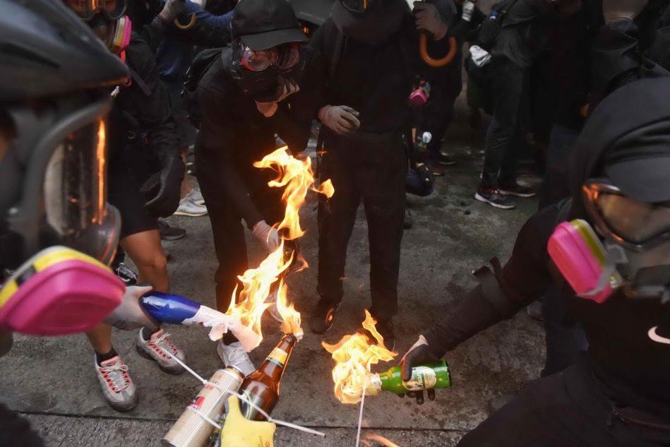 Hong Kong, è battaglia al politecnico tra polizia e manifestanti