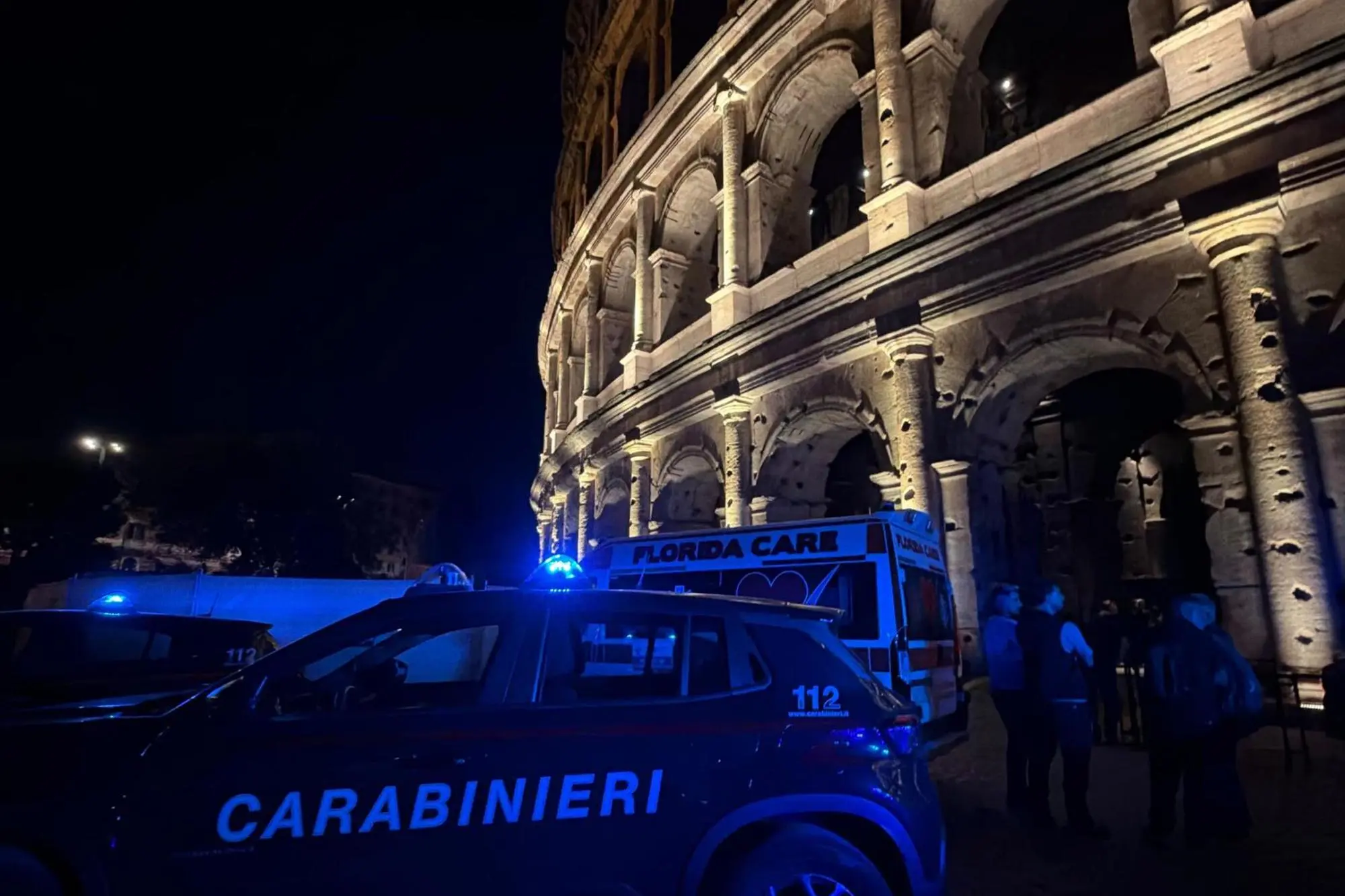 Carabinieri sul luogo dove un operaio di 22 anni, addetto ai lavori di installazione in quota di un nuovo impianto di illuminazione del monumento, é caduto da un'altezza di circa 10 metri, Roma, 22 settembre 2026. Nonostante i tentativi di rianimazione da parte del personale dell'Ares 118 è morto. ANSA/US CARABINIERI +++ NO SALES, EDITORIAL USE ONLY +++ NPK +++