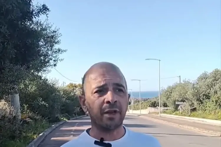 Il consigliere Roggio sulla sp130 di Sorso (foto concessa)