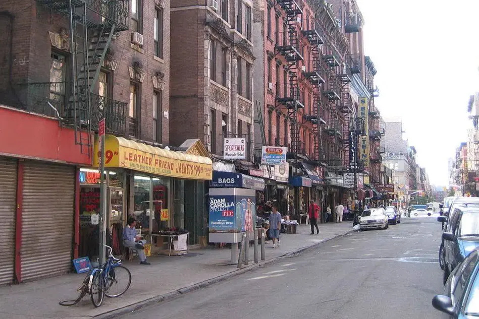 Una strada del Lower East Side a New York (Wikipedia)