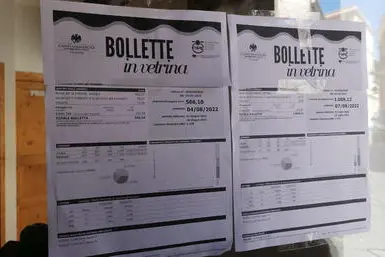 Bollette della luce in vetrina a Cagliari, 30 agosto 2022. ANSA/ Stefano Ambu