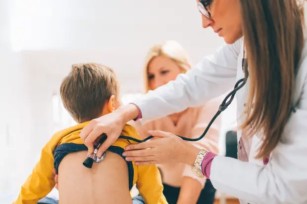 Bimbi e adolescenti malati di ipertensione, una nuova terapia (foto Ansa)