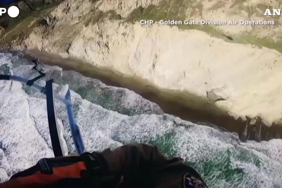 Bloccato su una scogliera a 150 metri d'altezza: salvato dall'elicottero