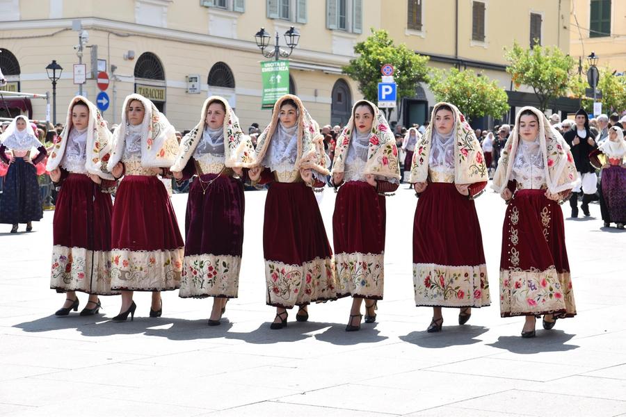 La Cavalcata Sarda si tinge di rosa: durante la sfilata un’iniziativa per sensibilizzare sul tumore al seno