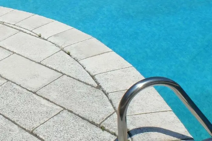 Piscina (immagine simbolo, foto Ansa)