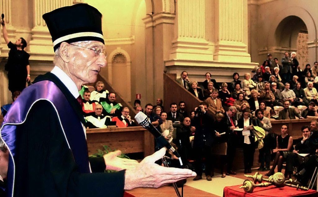 Qui riceve la laurea honoris causa in Scienze politiche dall'univesità di Bologna