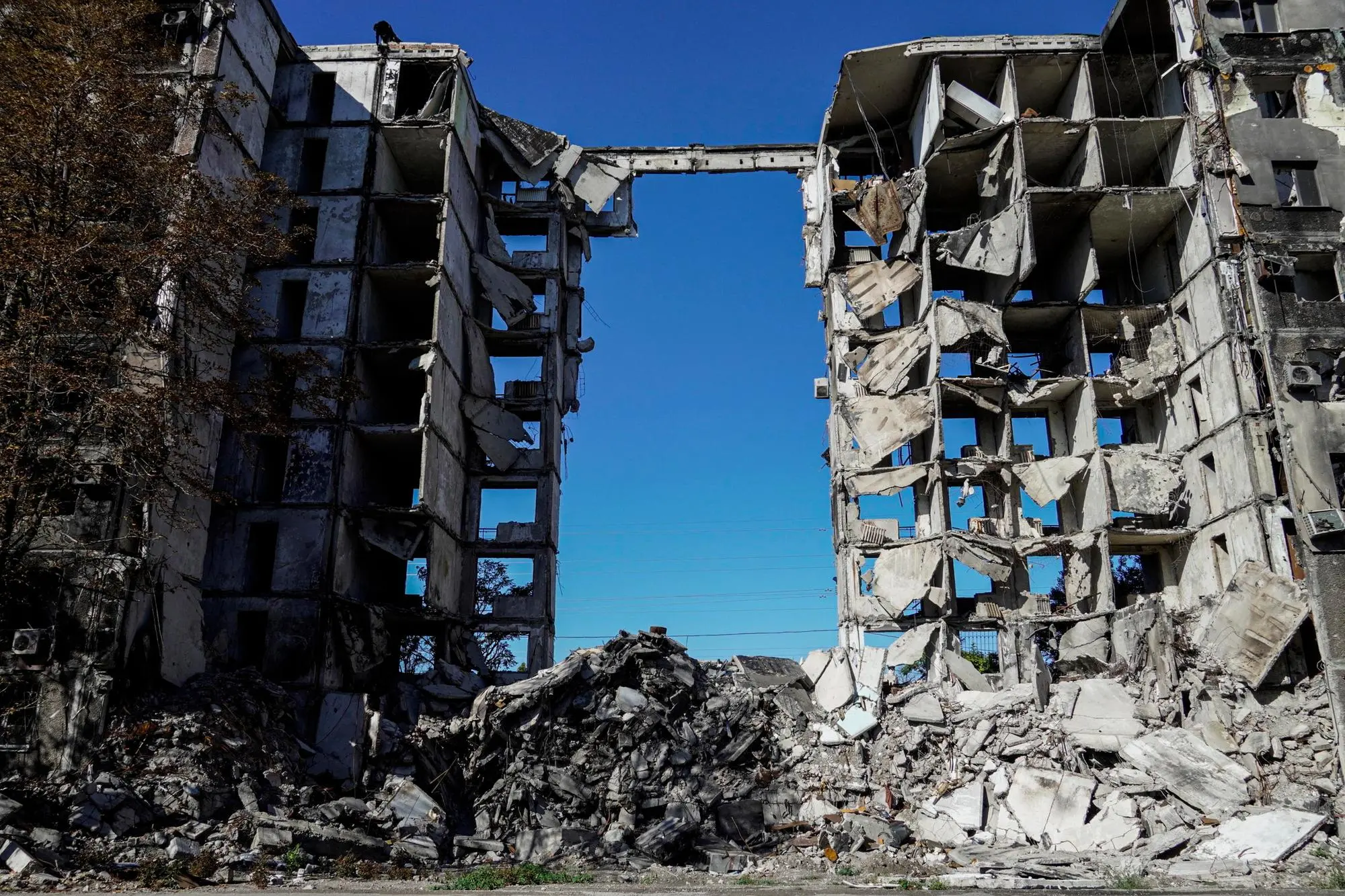 Palazzo distrutto a Mariupol (foto Ansa/Epa)