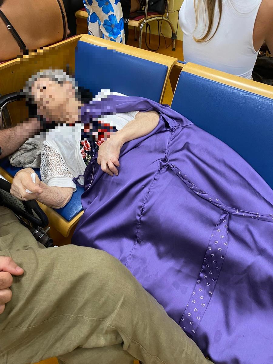 Policlinico, ore di sofferenza al pronto soccorso: «Mia madre di 96 anni costretta a sdraiarsi sulle sedie»