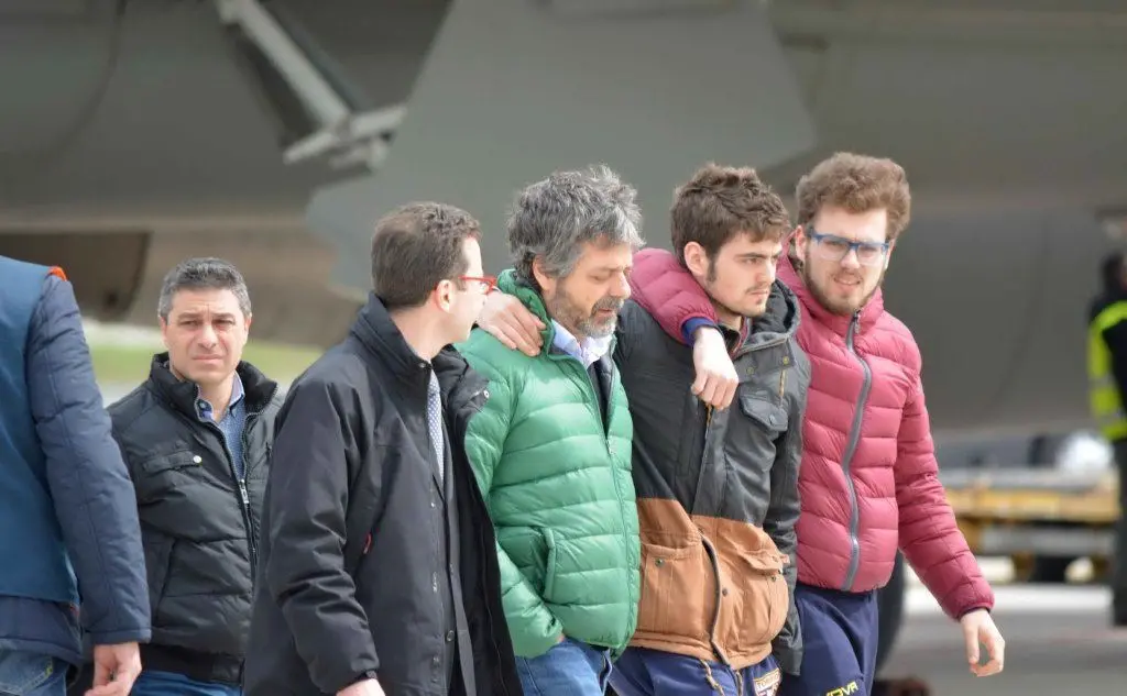 Quattro le vittime italiane, i volti dei parenti all'aeroporto di Ciampino