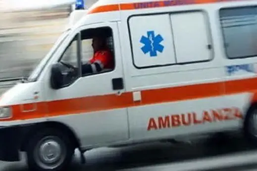 Un'ambulanza del 118 (immagine d'archivio)